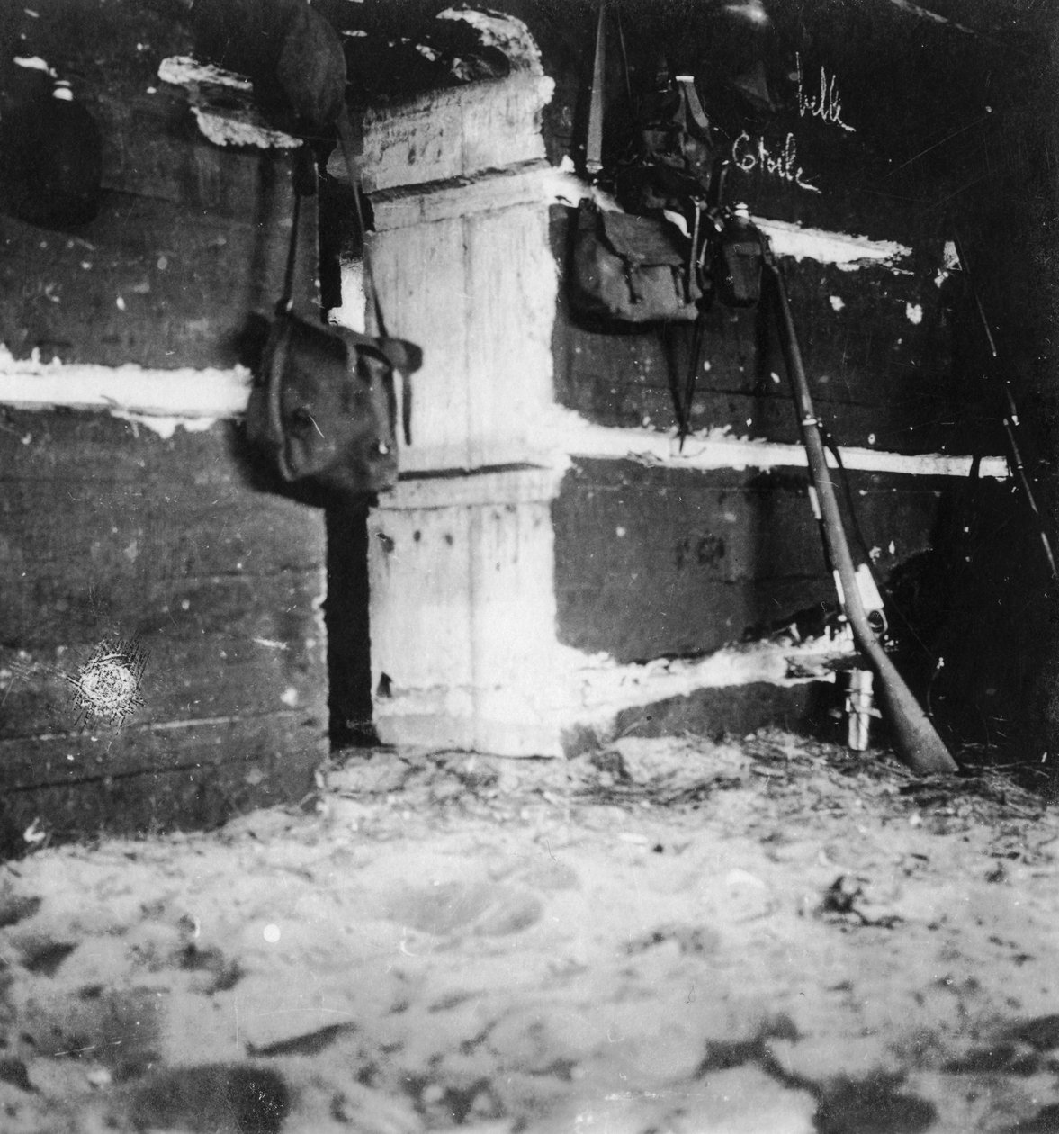 Interiør af en tysk gravplads, Første Verdenskrig, c1914-c1918. af Nightingale and Co