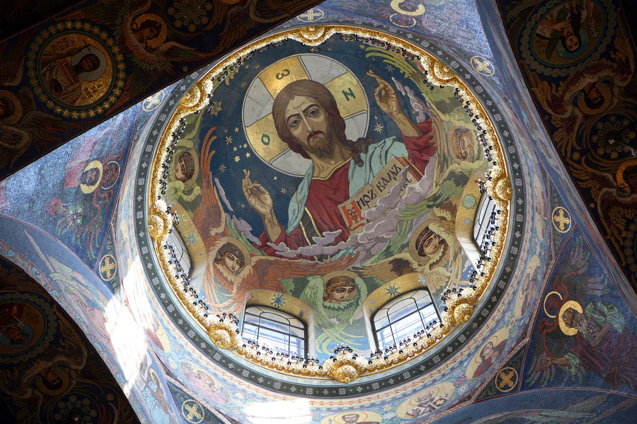Christ Pantocrator under den centrale kuppel af Frelserens Kirke af Spildt Blod i St. Peters af Nikolai Nikolayevich Harlamov