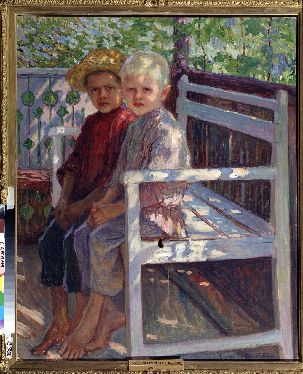Børn (Børn). To børn, det ene med lyst hår, det andet med brunt hår, sidder barfodet på en bænk i solen. Maleri af Nikolai Petrovich Bogdanov Belsky (Bogdanov-Belsky) (Bogdanov Belsky) (Bogdanov-Belsky) (1868-1945). Olie på lærred af Nikolai Petrovich Bogdanov Belsky
