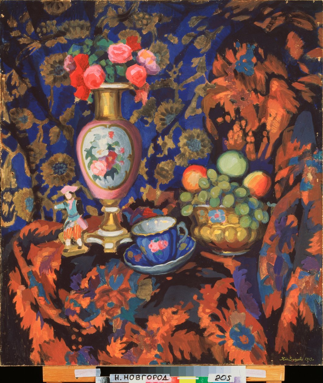 Stilleben med porcelæn og blomster - Værk af Nikolai Semyonovich Zaytsev (1885-1938), tempera på pap af Nikolai Semyonovich Zaytsev