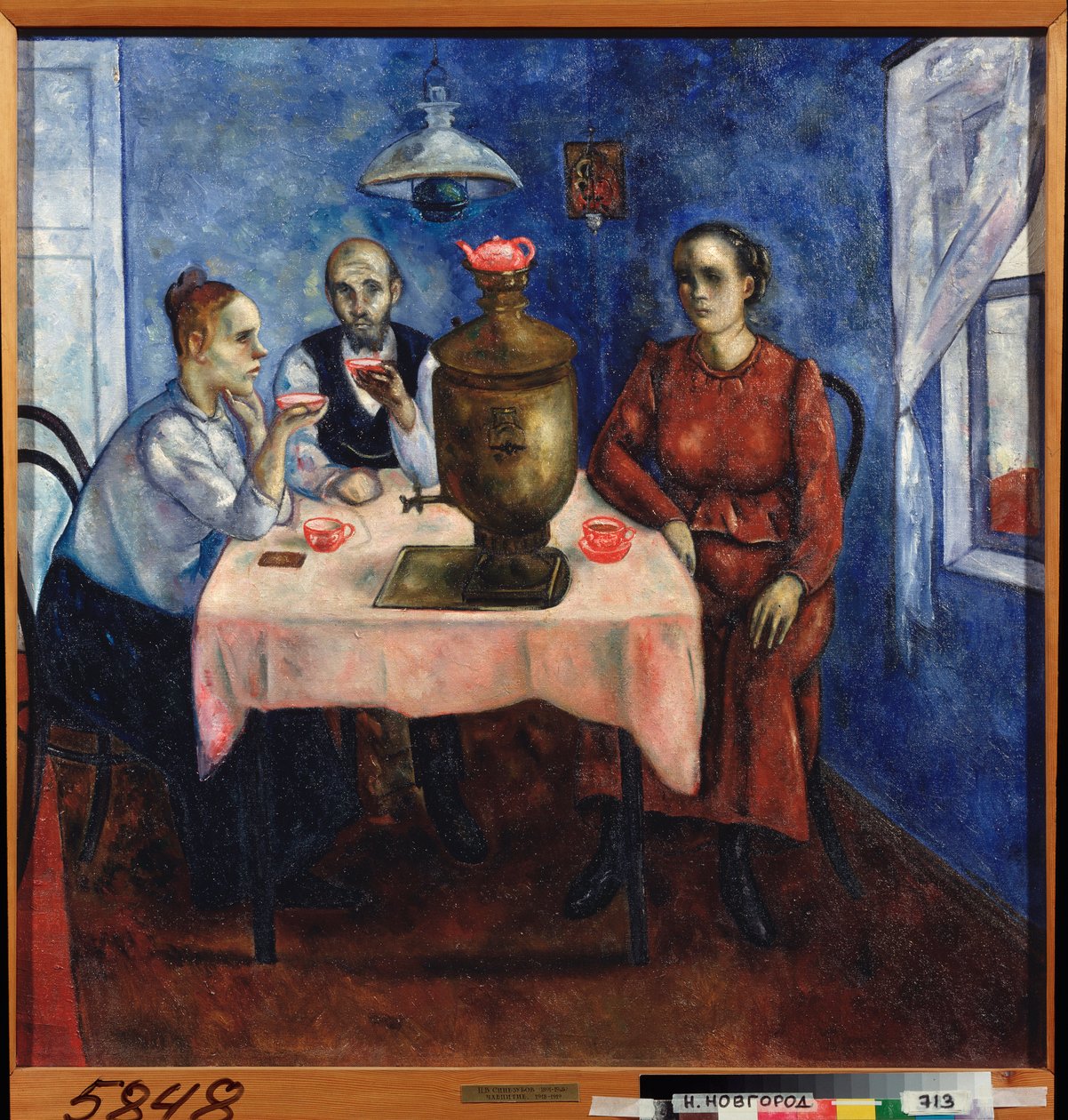 Tea time (Scene fra det daglige liv, en trist familie drikker te samlet omkring en samovar) - Tedrikning - Maleri af Nikolai Vladimirovich Sinezubov (Nicolas Sinezouboff) (1891-1956), olie på lærred af Nikolay Vladimirovic Sinezubov
