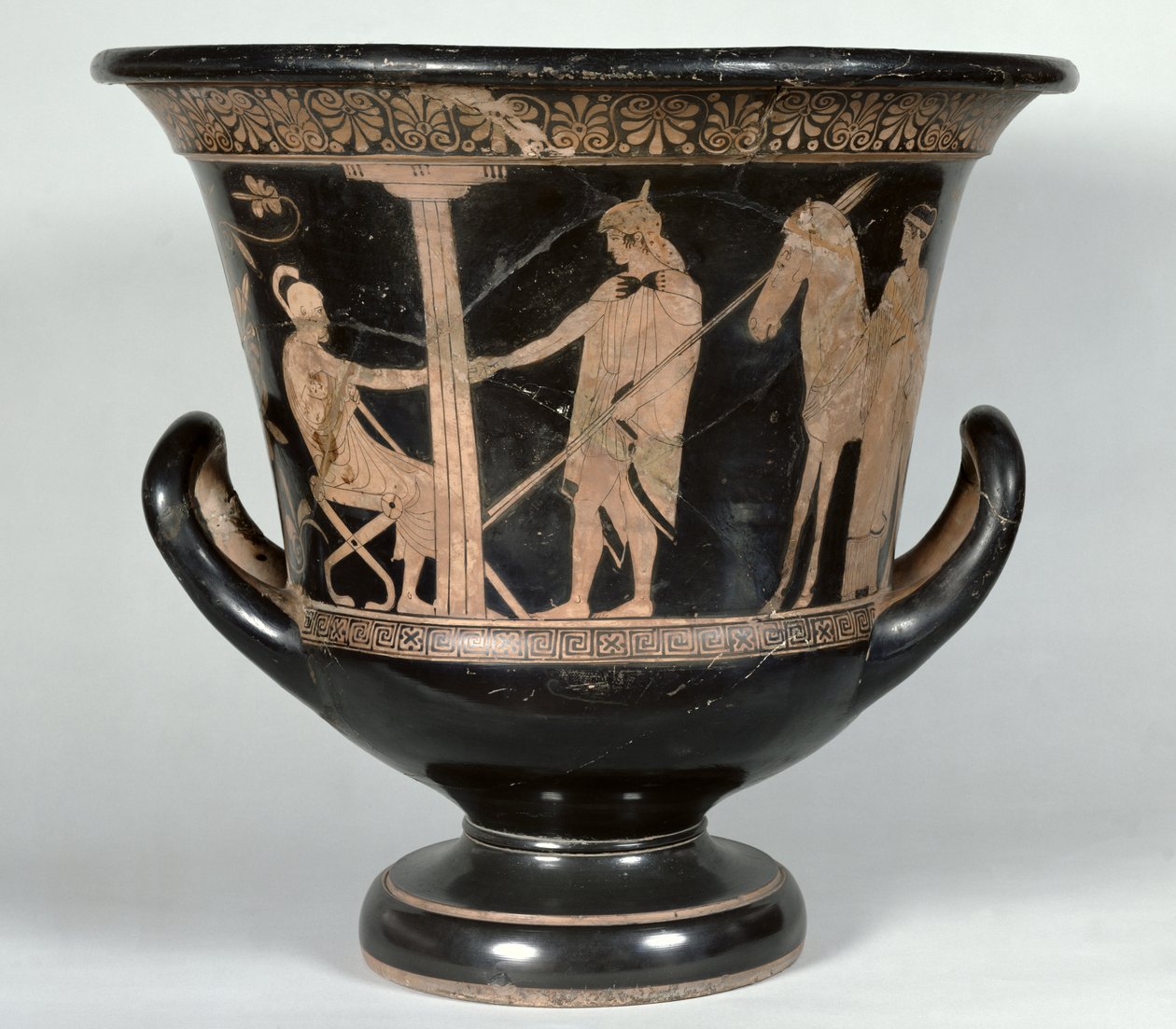 Attic rød-figur calyx krater forestiller en hoplit, der vender tilbage fra krigen (keramik) (se også 39291) af Niobid Painter