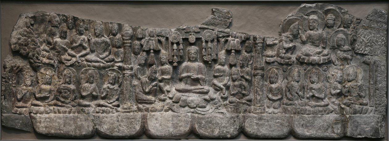 Vægskulptur: Himmelske samlinger af Buddhaer og Bodhisattvaer, Handan, Hebei-provinsen, 550-577 (kalksten med spor af pigment) af Northern Qi Dynasty Chinese Scool
