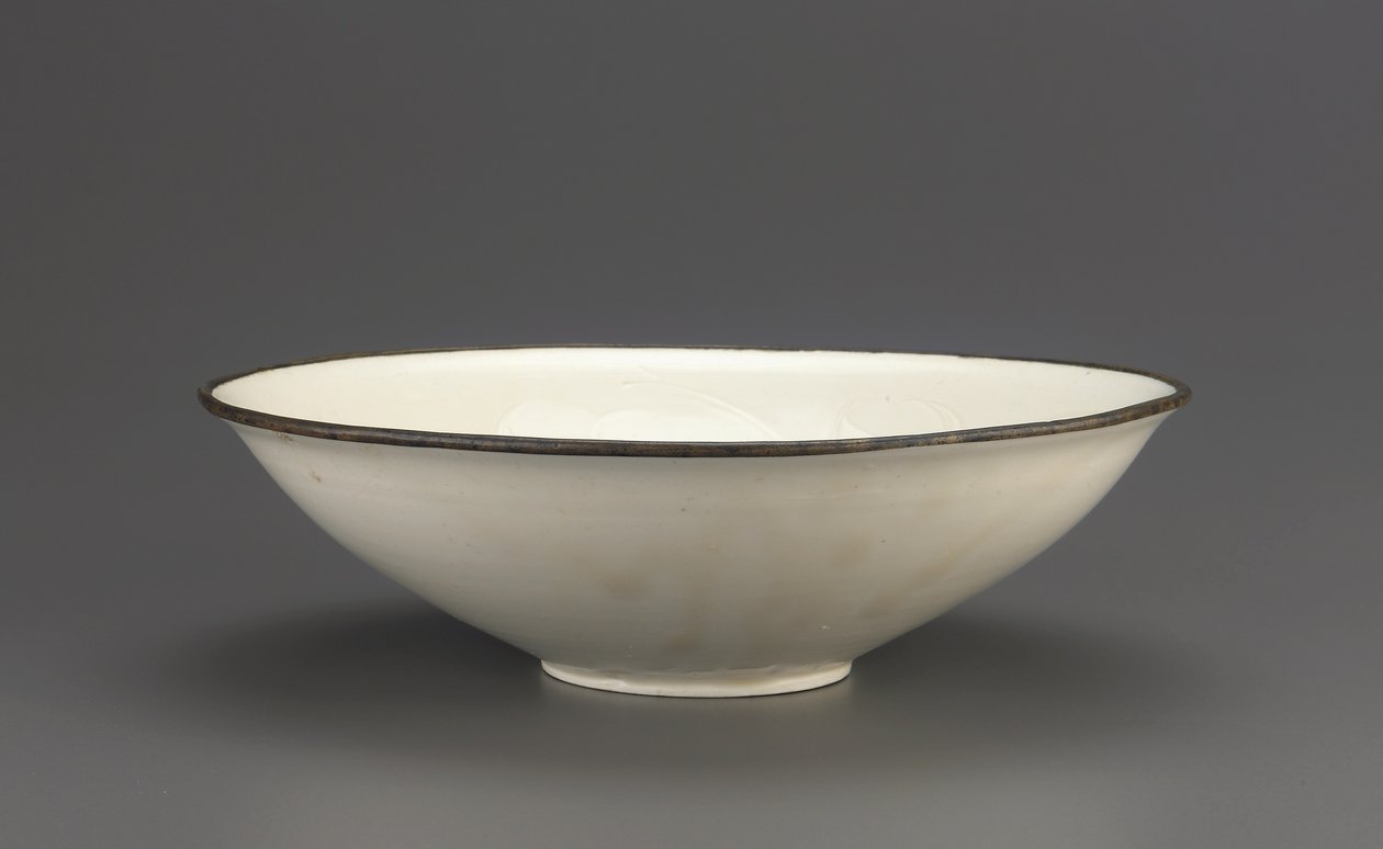 Ding ware skål med indskåret lotus dekoration, Hebei-provinsen, 11.-begyndelsen af det 12. århundrede (keramik) af Northern Song Dynasty Chinese School