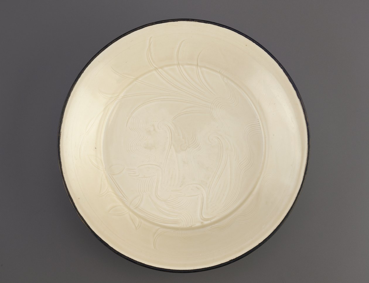 Ding ware-fad med indskåret dekoration af ænder, Hebei-provinsen, 11.-begyndelsen af det 12. århundrede (keramik) af Northern Song Dynasty Chinese School