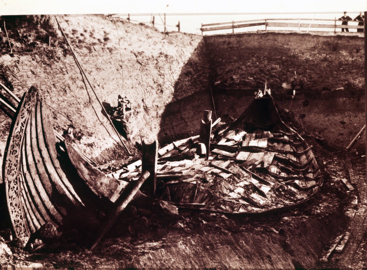 Udgravning af Oseberg Viking langskib 9. århundrede opdaget i Norge, 1904 af Norwegian Photographer
