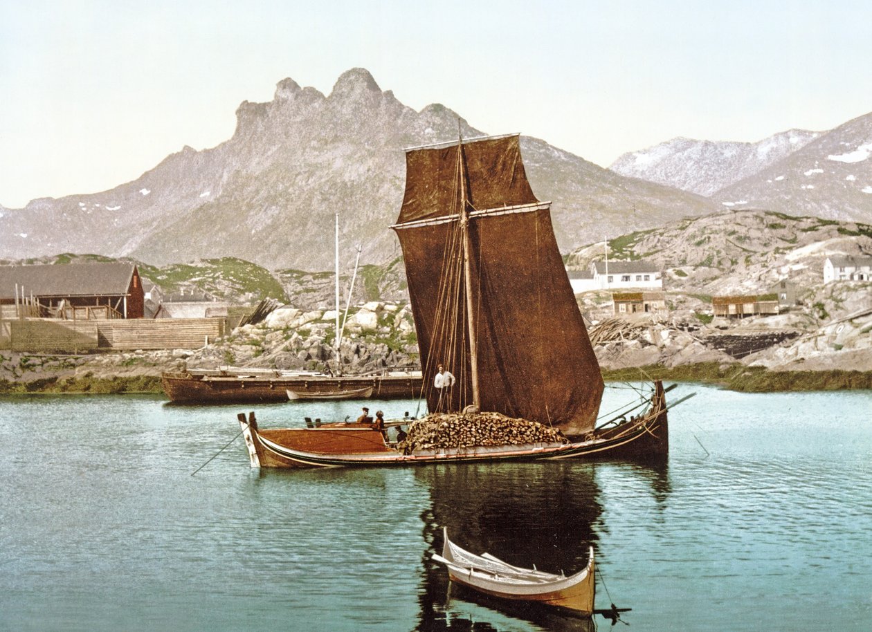 Nordlandsbåd med tømmerlast, Norge, 1890-1900 af Norwegian Photographer