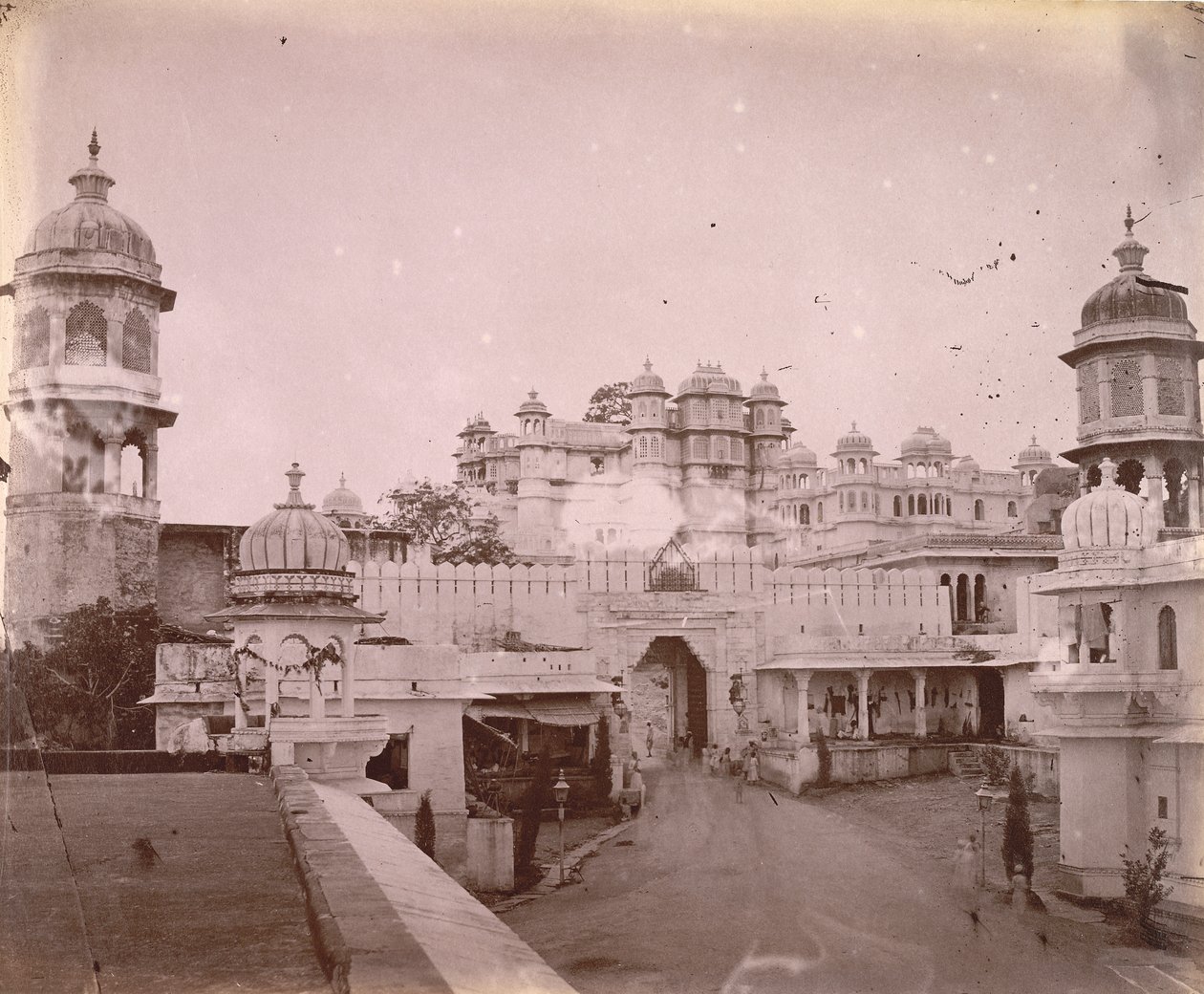 Udsigt over bypaladset, med indgangsporten i forgrunden, Udaipur af O.S. Baudesson
