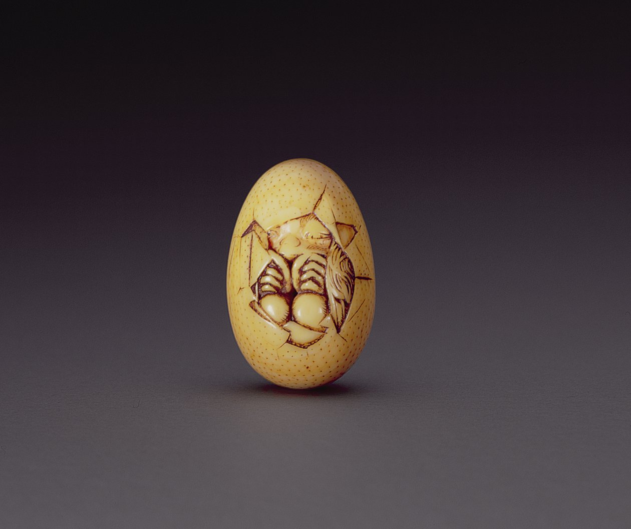 Netsuke skildrer en kylling, der bryder ud af en skal, ca. 1760-80 af Ogasawara Issai