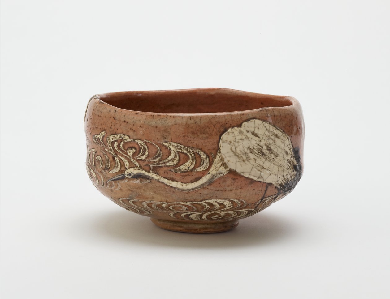 Kenzan stil teskål med design af kran og rindende vand, slutningen af det 19. århundrede (rødt ler, hvid slip, jernpigment under klar blyglasur) af Ogata (style of) Kenzan