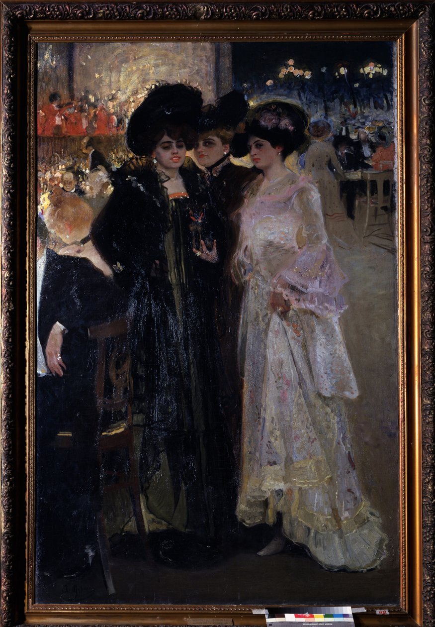 Cafe i Paris (Frankrig). (Café i Paris). Natscene, tre kvinder taler midt i en menneskemængde ved bordet, i det fjerne, et orkester og byens gadelygter. Maleri af Alexander Alexandrovich Murashko (Alexander Murashko) (1875-1919), olie på lærred af Oleksandr Murashko