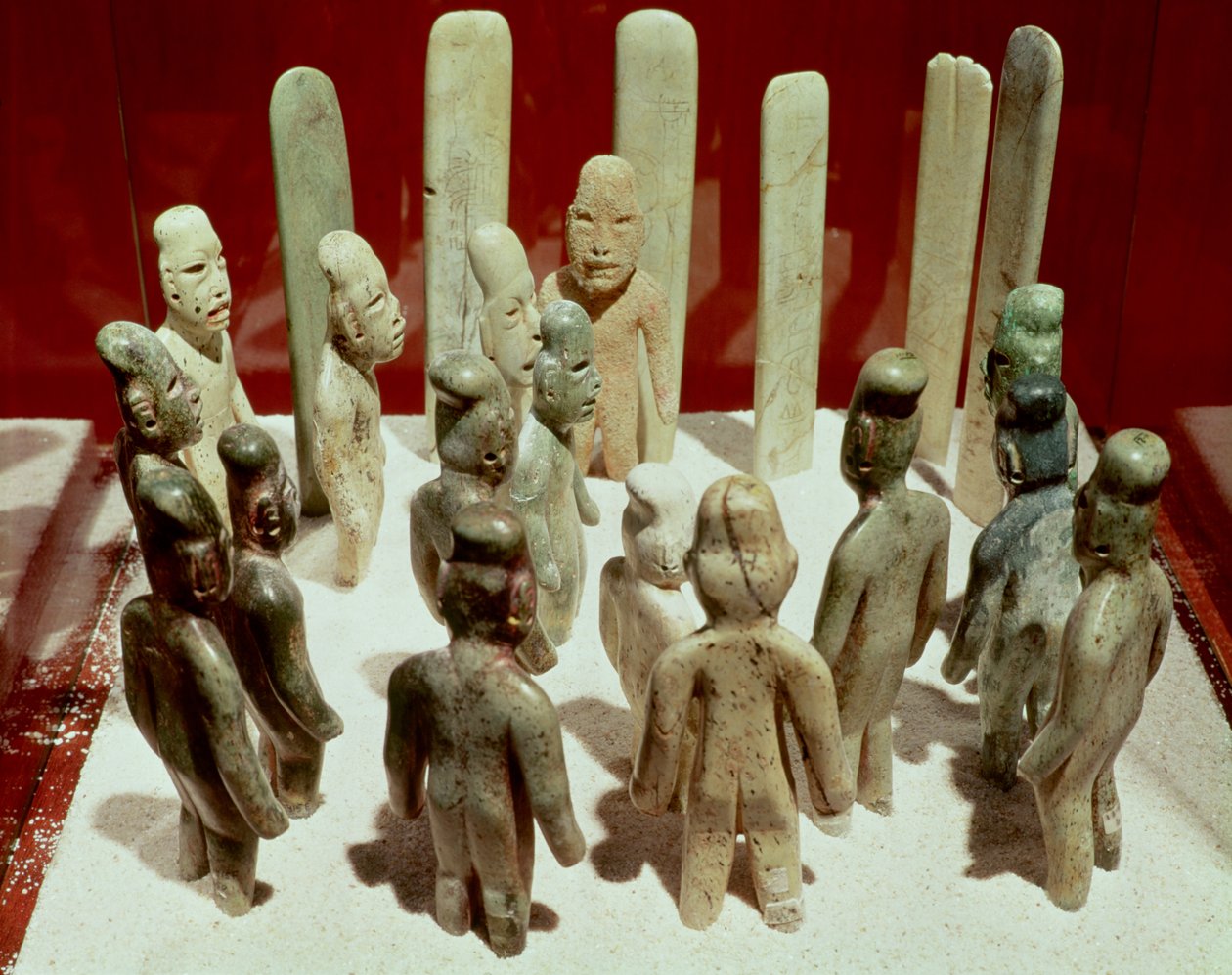 Udbud af seksten mandlige figurer, fra La Venta, Tabasco, præ-klassisk periode, 9. århundrede f.Kr. til 1. århundrede e.Kr. (jade) af Olmec