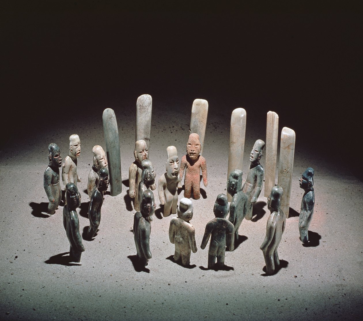 Udbud af seksten mandlige figurer, fra La Venta, Tabasco, præ-klassisk periode, 9. århundrede f.Kr. til 1. århundrede e.Kr. (jade) af Olmec