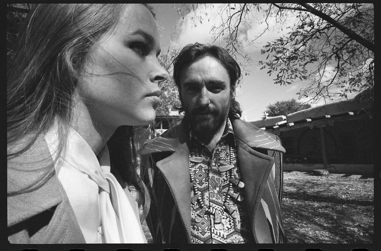 Dennis Hopper og konen Michelle Phillips hjemme i New Mexico af Orlando Suero