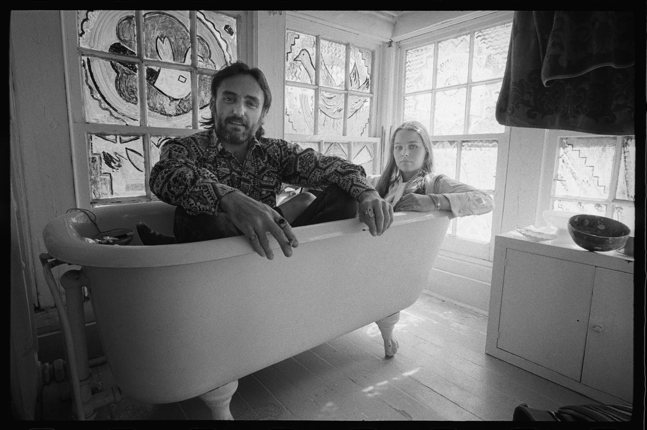 Dennis Hopper og konen Michelle Phillips i et badekar i New Mexico af Orlando Suero