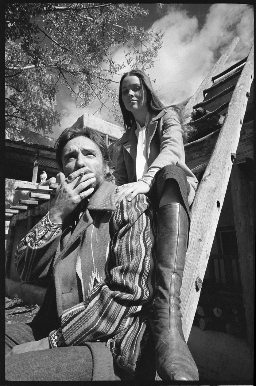 Dennis Hopper og konen Michelle Phillips på en stige i New Mexico af Orlando Suero