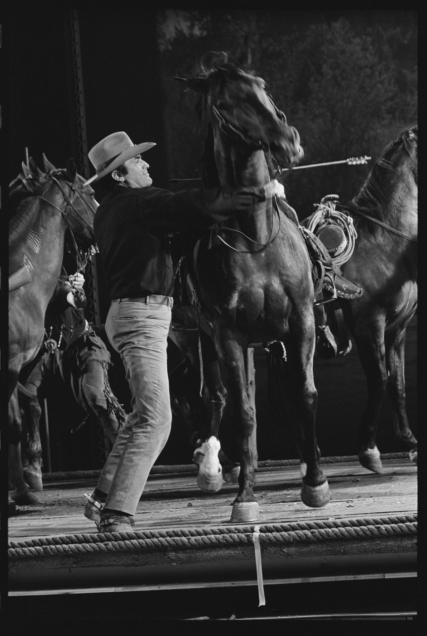 Gregory Peck med hest på settet af 
