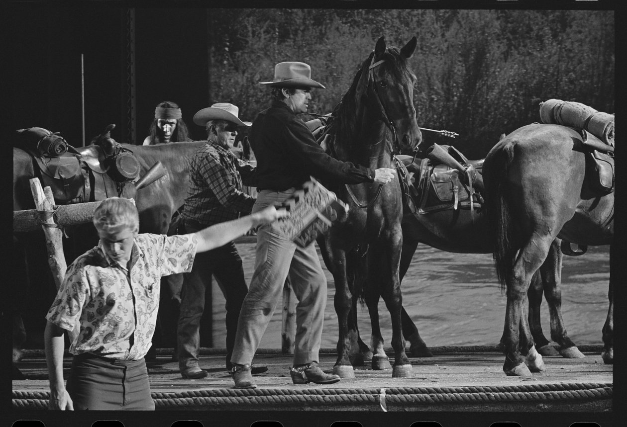 Gregory Peck med hest på settet af 