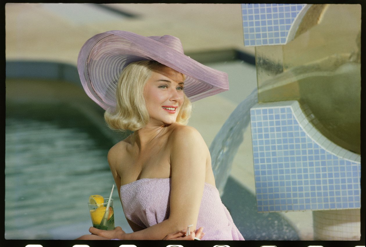 Hope Lange fotoshoot ved poolen af Orlando Suero