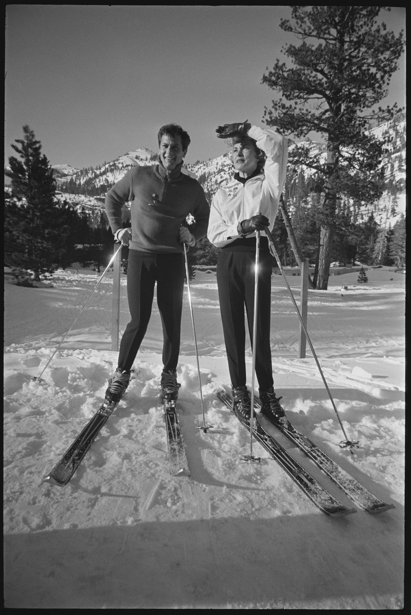Janet Leigh og Tony Curtis på ski ved vinter-OL i Squaw Valley, Californien af Orlando Suero