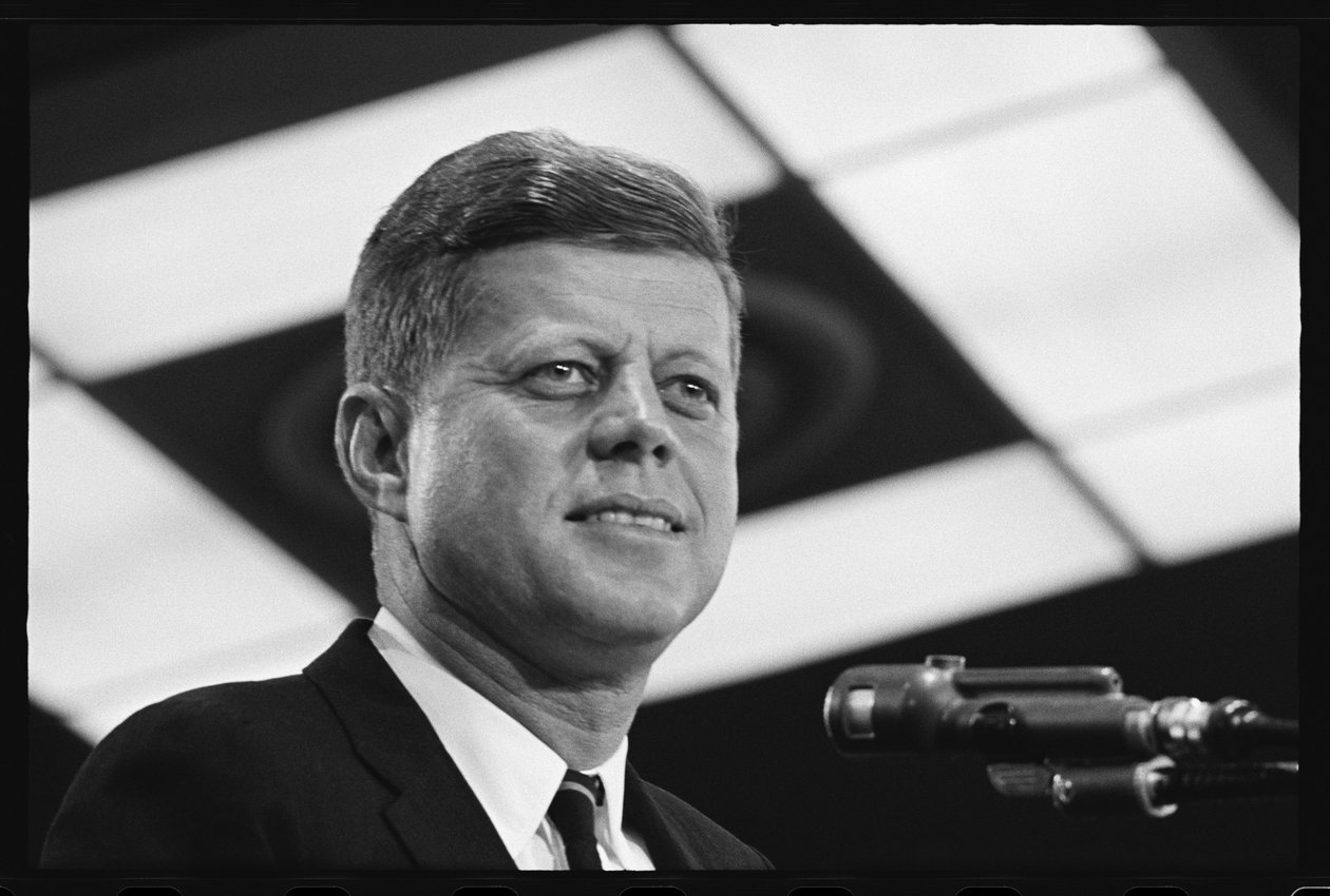 John F. Kennedy holder tale af Orlando Suero