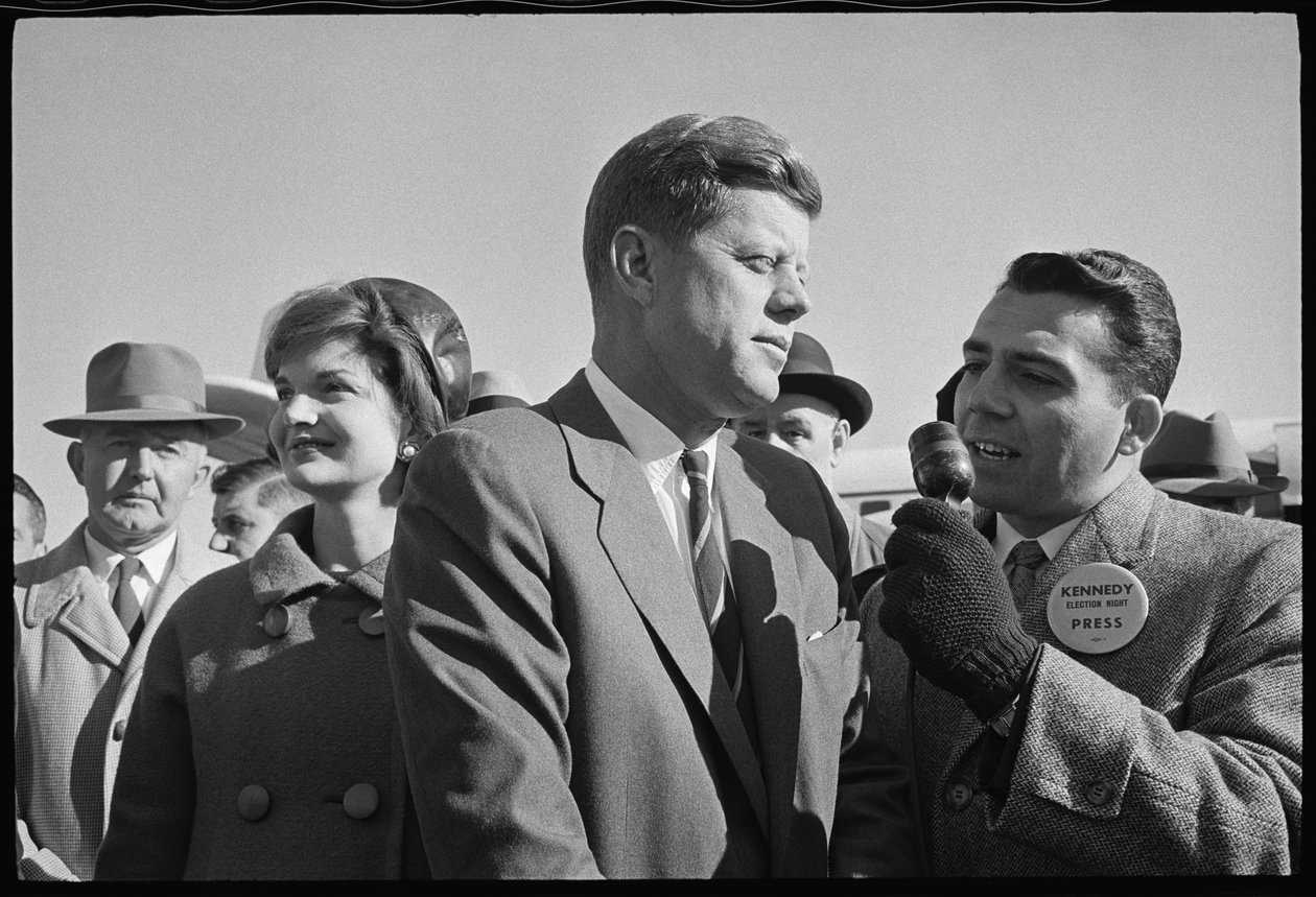 John F. Kennedy med reporter og Jackie Kennedy under valget af Orlando Suero