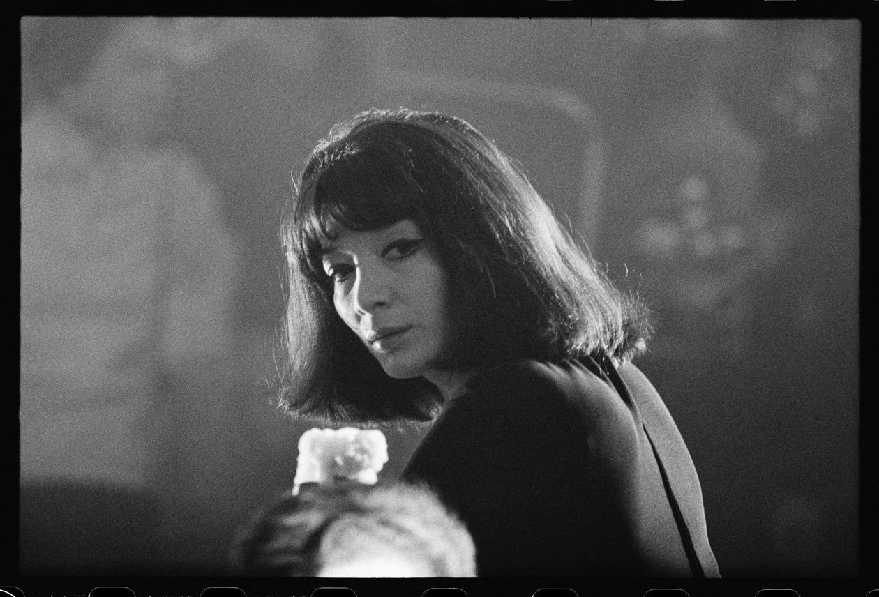 Juliette Greco i en røget natklub af Orlando Suero