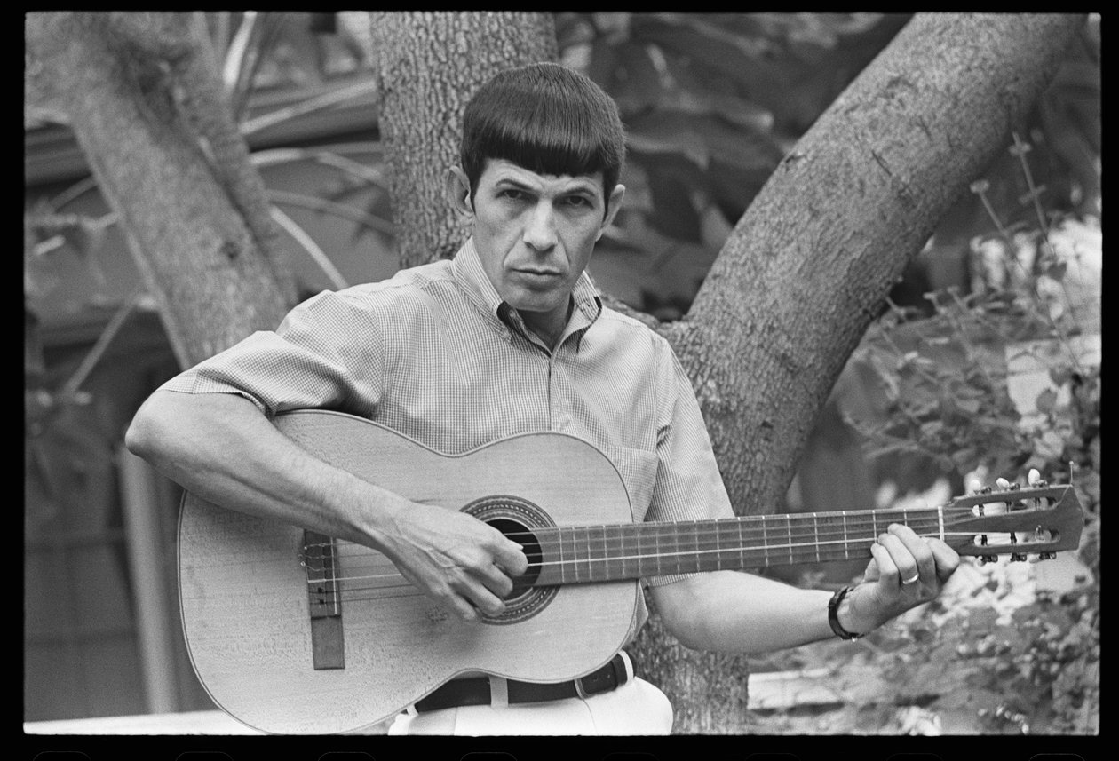 Leonard Nimoy spiller guitar af Orlando Suero