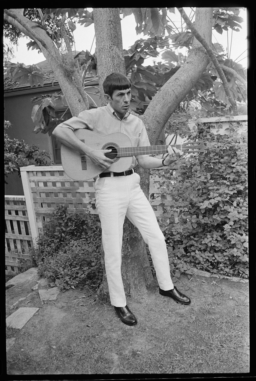Leonard Nimoy spiller guitar af Orlando Suero