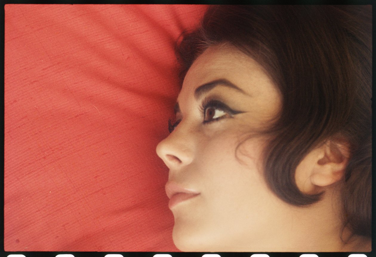 Natalie Wood derhjemme med hovedet på puden af Orlando Suero