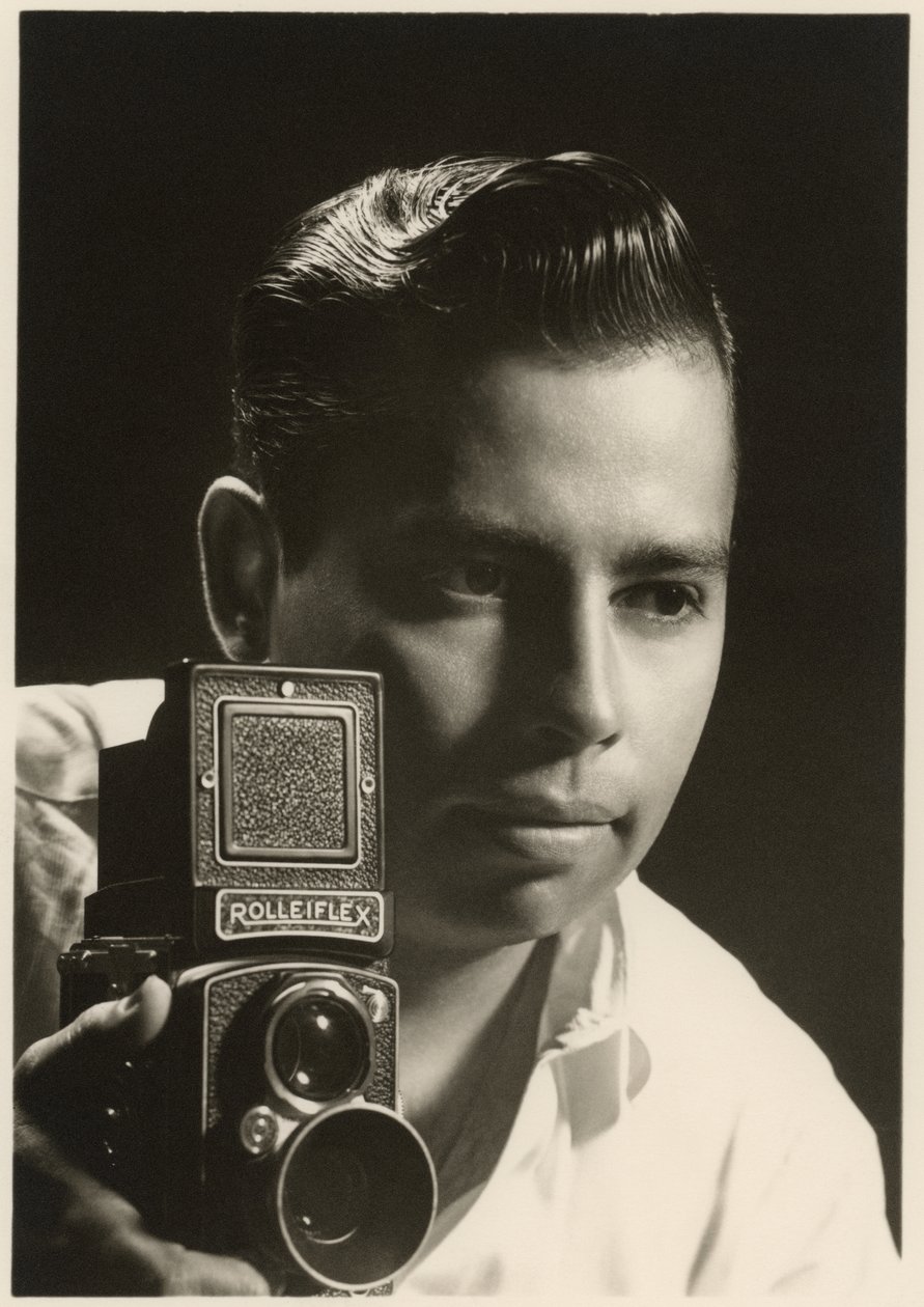 Orlando Suero portræt med Rolleiflex kamera, ca. 1954 (s/h foto) af Orlando Suero