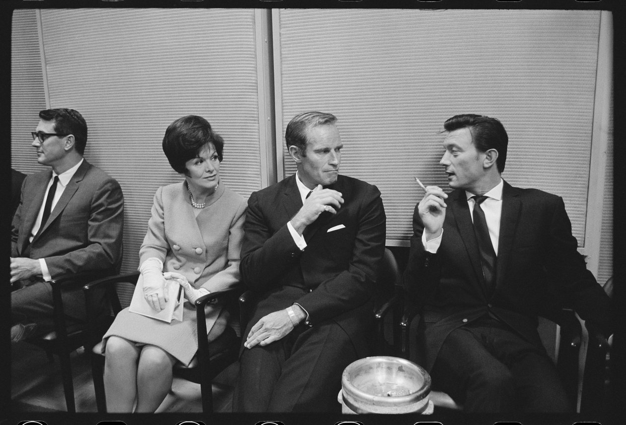 Rock Hudson, Charlton Heston, Laurence Harvey venter på at møde prinsesse Margaret af Orlando Suero