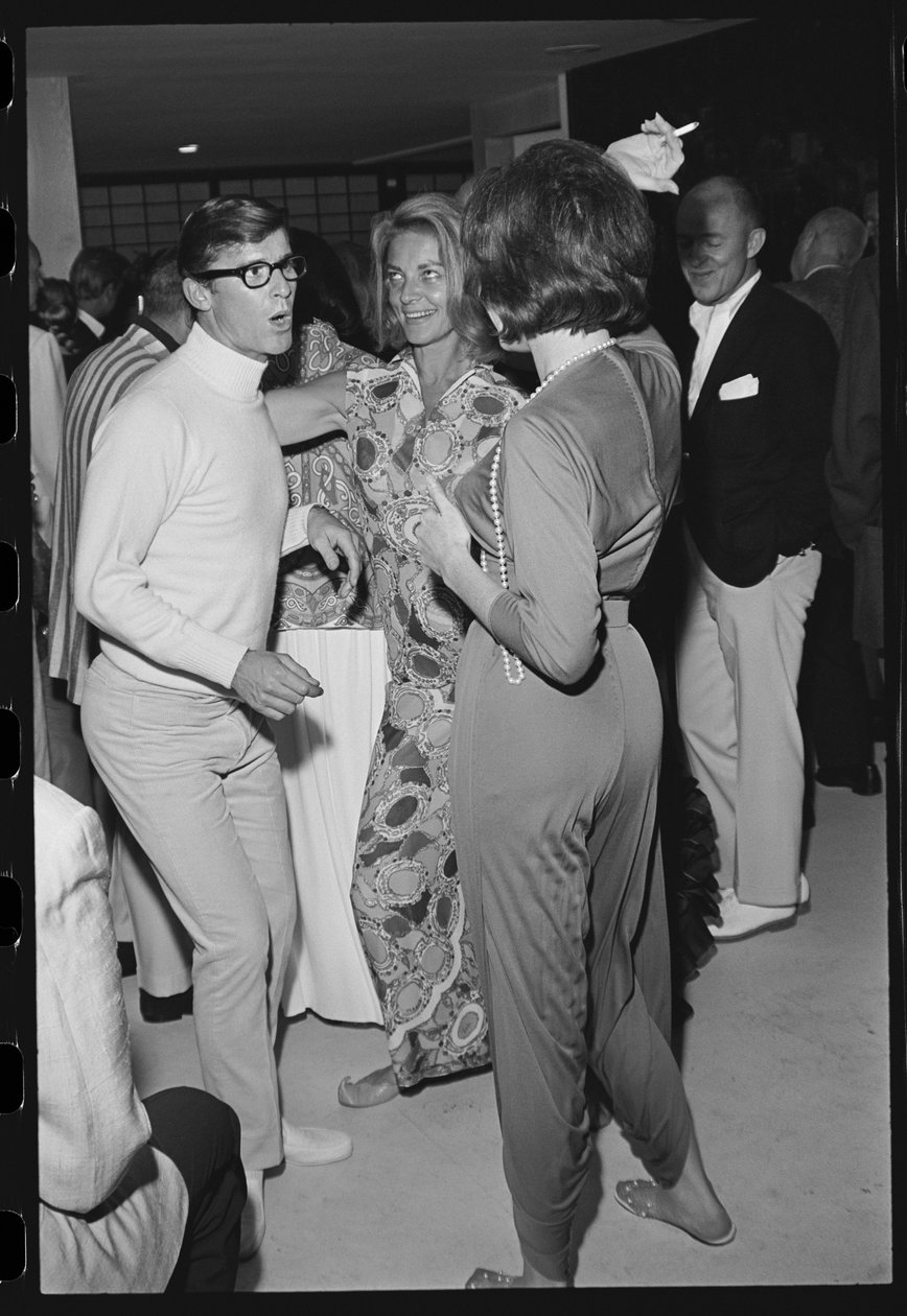 Roddy McDowall, Lauren Bacall og Shirley MacLaine til en hjemmefest i Malibu af Orlando Suero