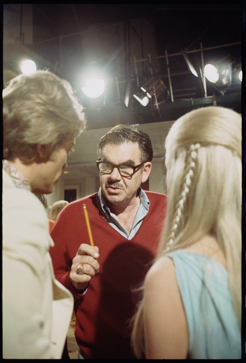 Russ Meyer på settet til "Beyond the Valley of the Dolls", 1970 (foto) af Orlando Suero