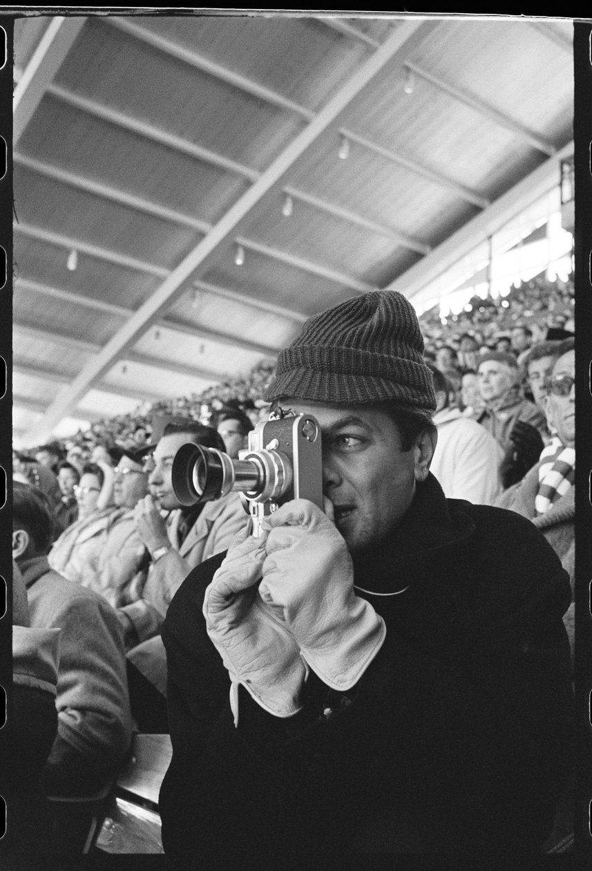 Tony Curtis med Leica-kamera ved vinter-OL, Squaw Valley, Californien af Orlando Suero