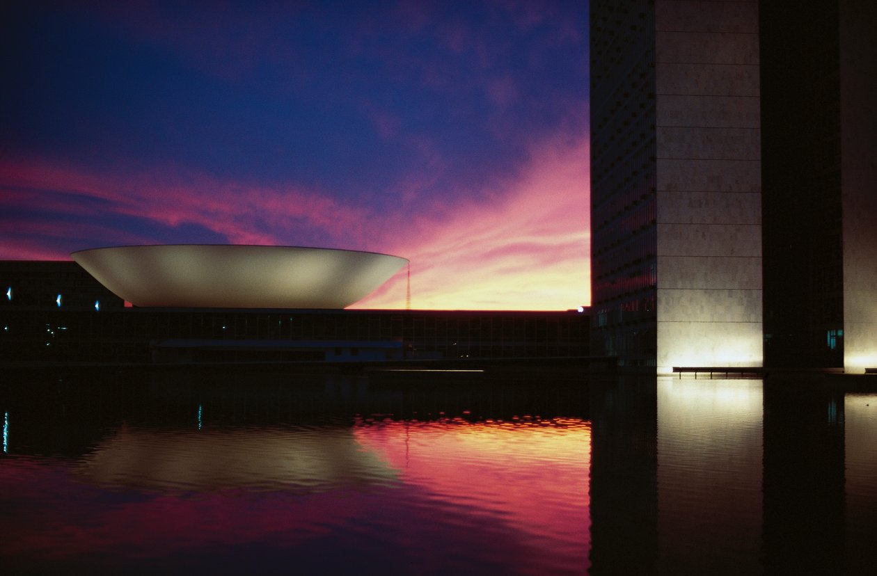 Tre Magters Plads og den nationale kongres (Congresso Nacional) ved solnedgang af Oscar Niemeyer
