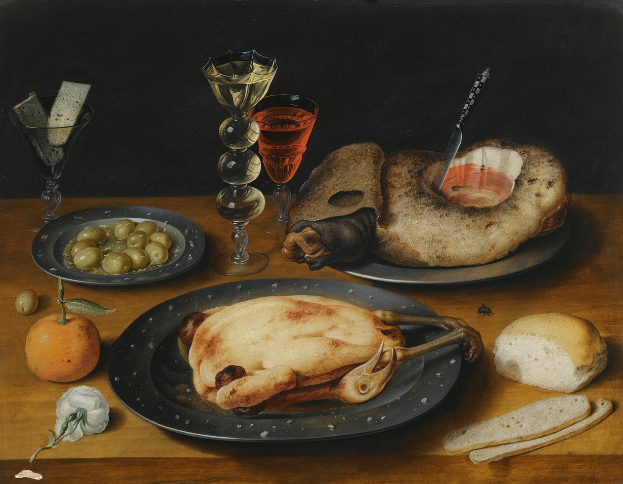 Stilleben af en stegt kylling, en skinke og oliven på tinplader med en brødrulle, en appelsin, vinglas og en rose på et træbord af Osias the Elder Beert