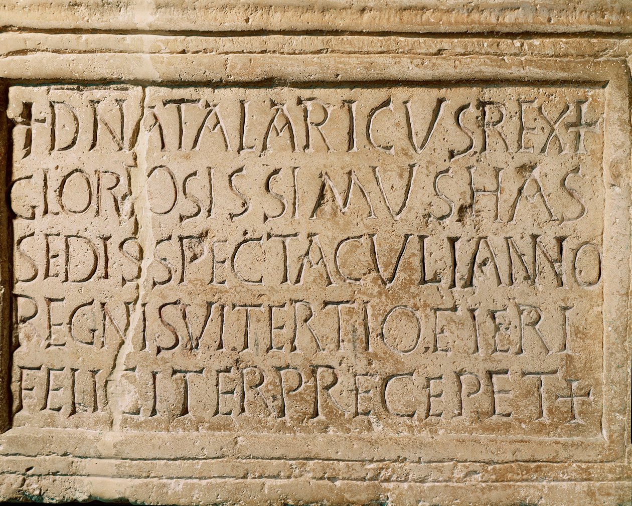 Barbarisk civilisation: inskription fra kong Ostrogot Athalarics regeringstid (516-534 e.Kr.), der vidner om eksistensen af et teater i Ticinum (nutidens Pavia). 6. århundrede. Musei Civici, Sezione Archeologia, Pavia, Italien af Ostrogothic Ostrogothic