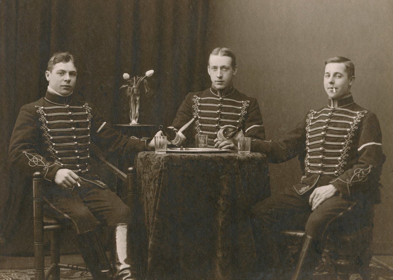 Tre unge uniformerede kavalerister, Malmø, Sverige, 1920