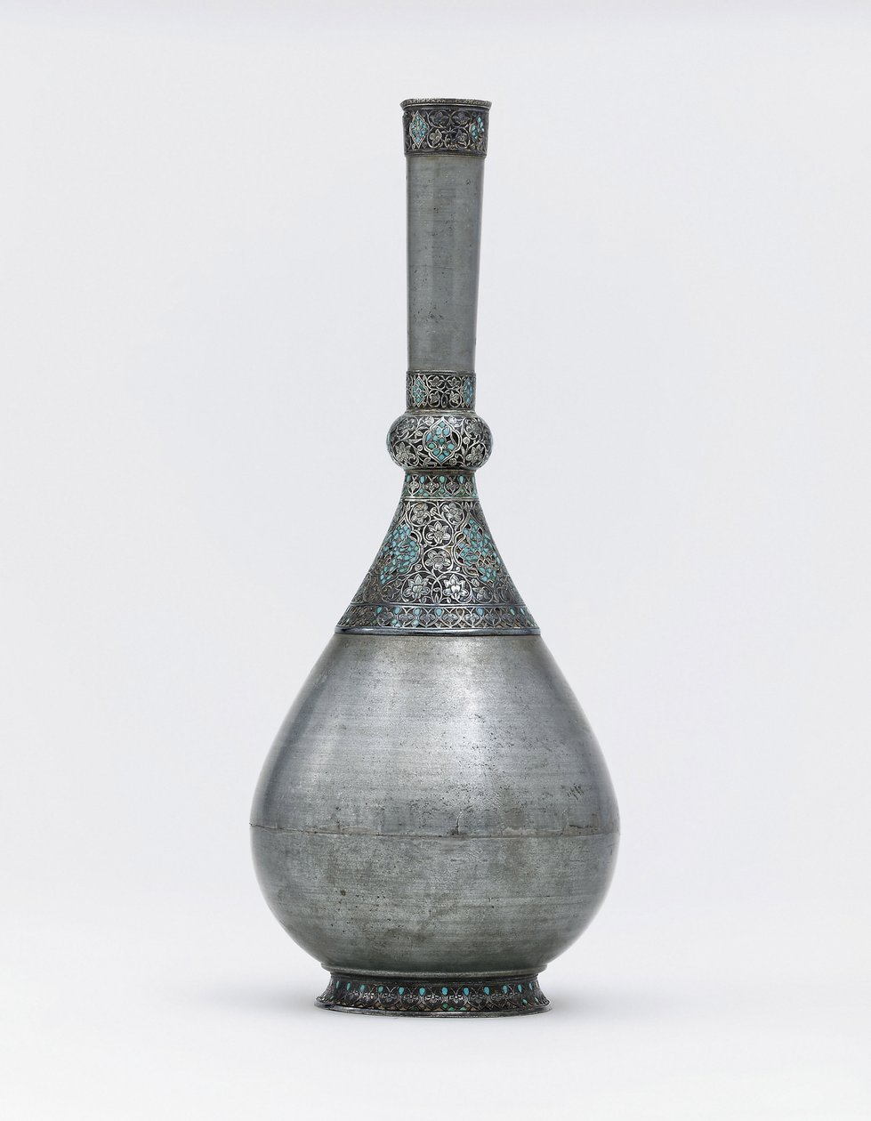 En osmannisk turkis indsat sølvmonteret zinkflaske (turkis, zink, sølv) af Ottoman School