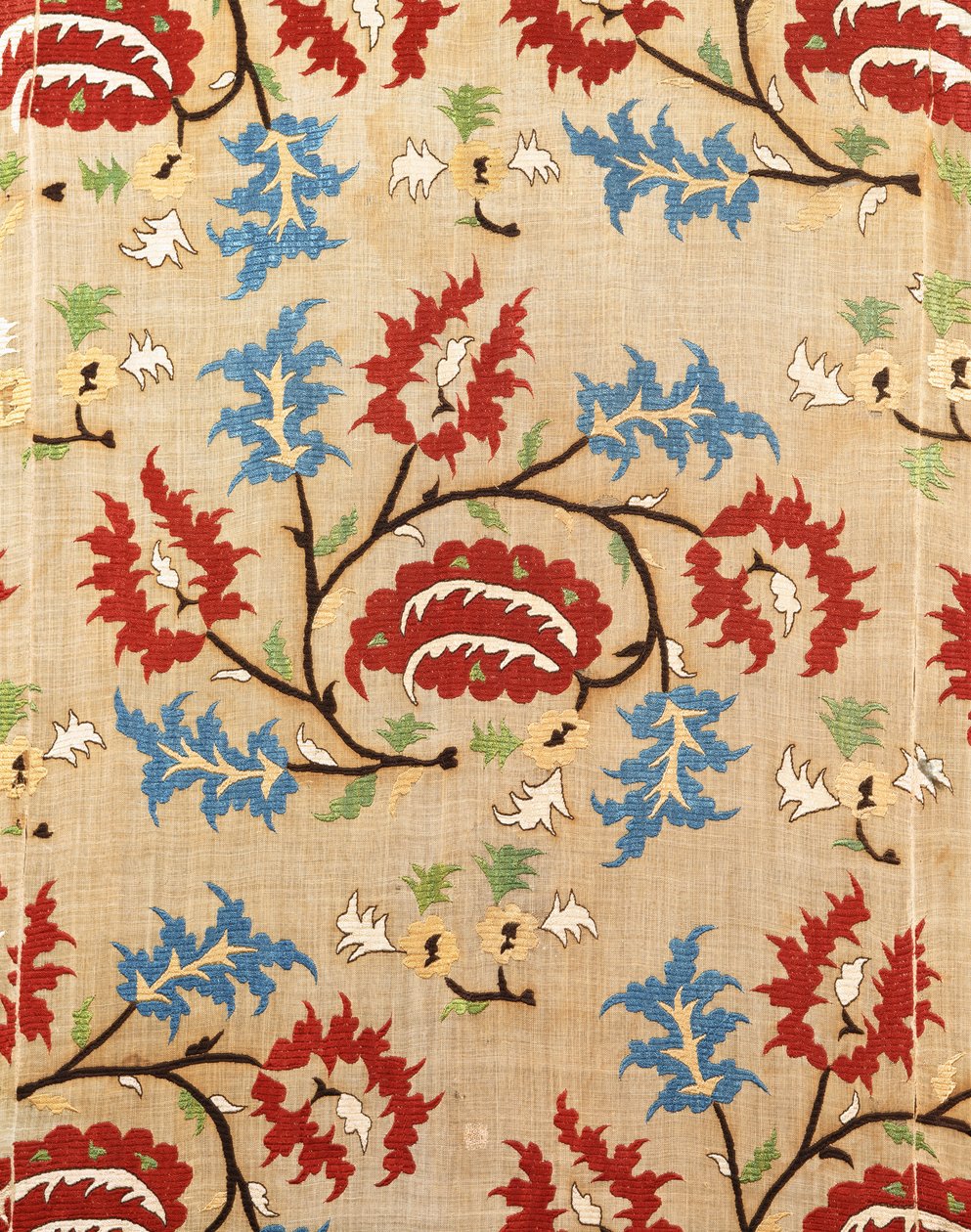 Detalje af et linnedbetræk, broderet med en bugt af røde og blå blomstersprays af Ottoman School