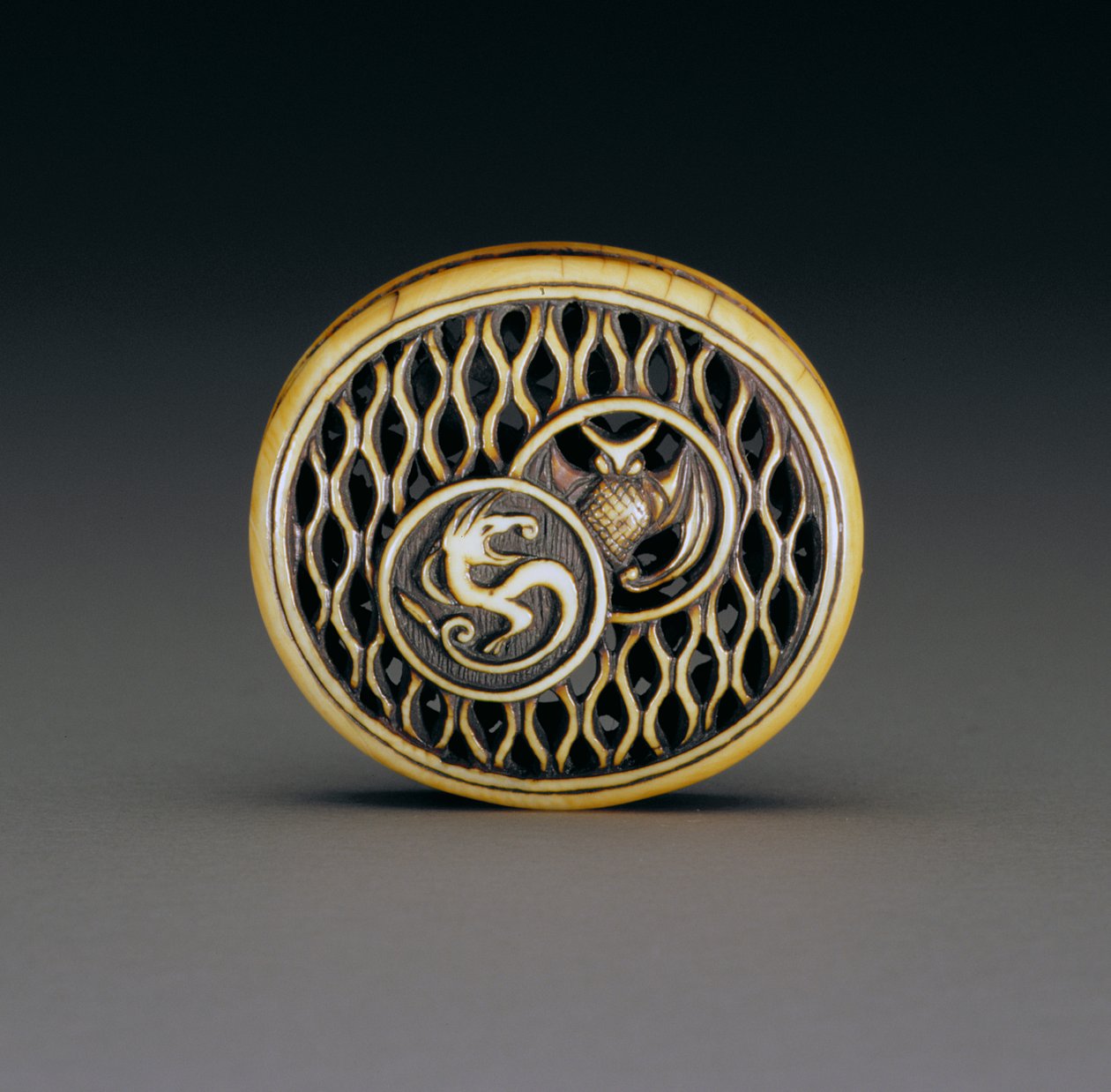 Forside af en netsuke, ca.1870 (for bagsiden se 195486) af Ozaki Kokusai