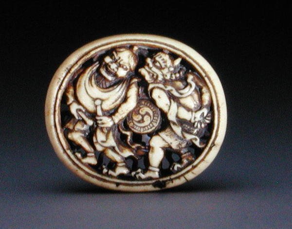 Netsuke skildrer Raiden med vindguden Futen, 1860-70 (hjort gevir) (se 205917) af Ozaki Kokusai
