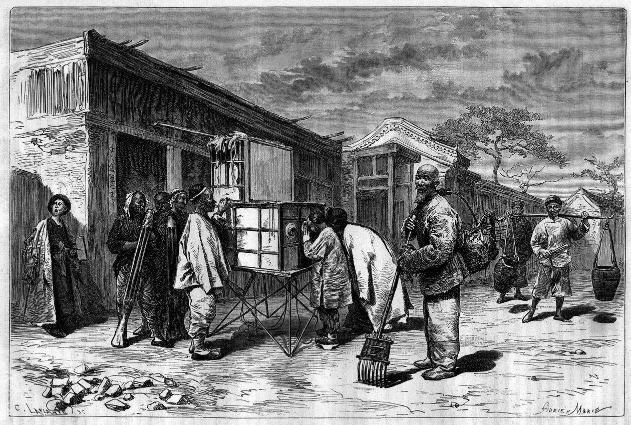 Aktivitet i Pekins gader (Beijing) med et diorama fra det 19. århundrede. Indgravering fra en tegning af Sellier, fra et fotografi af Thomson, i "Le Tour du Monde, Nouveau journal des Voyages", redigeret af Edouard Charton, Paris af P. (after) Sellier