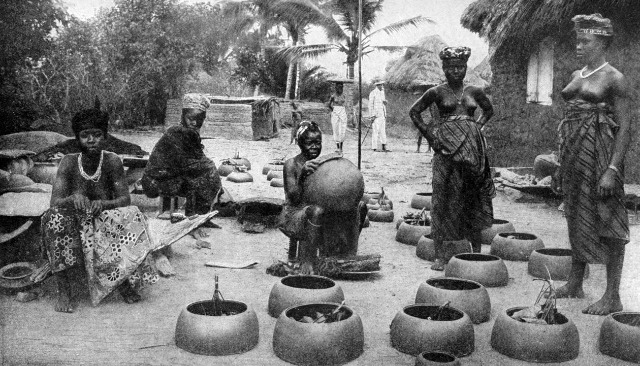Fanti kvinder, der laver lertøj, Elmina, Ghana, 1922. af P. A. McCann