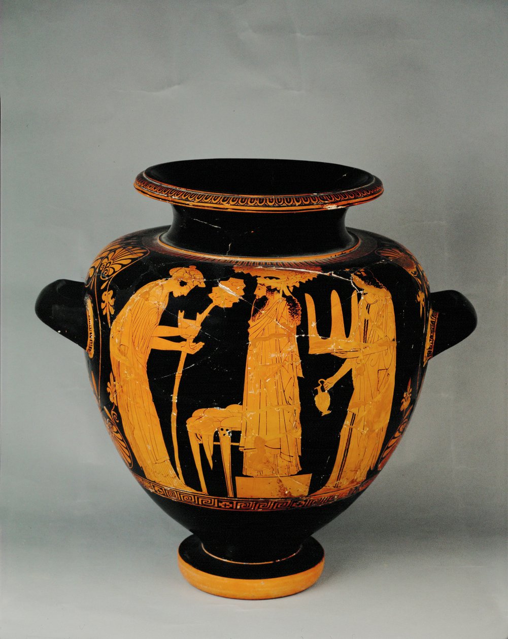 Dionysos-festival med to kvindelige akolytter ... af Painter Eupolis