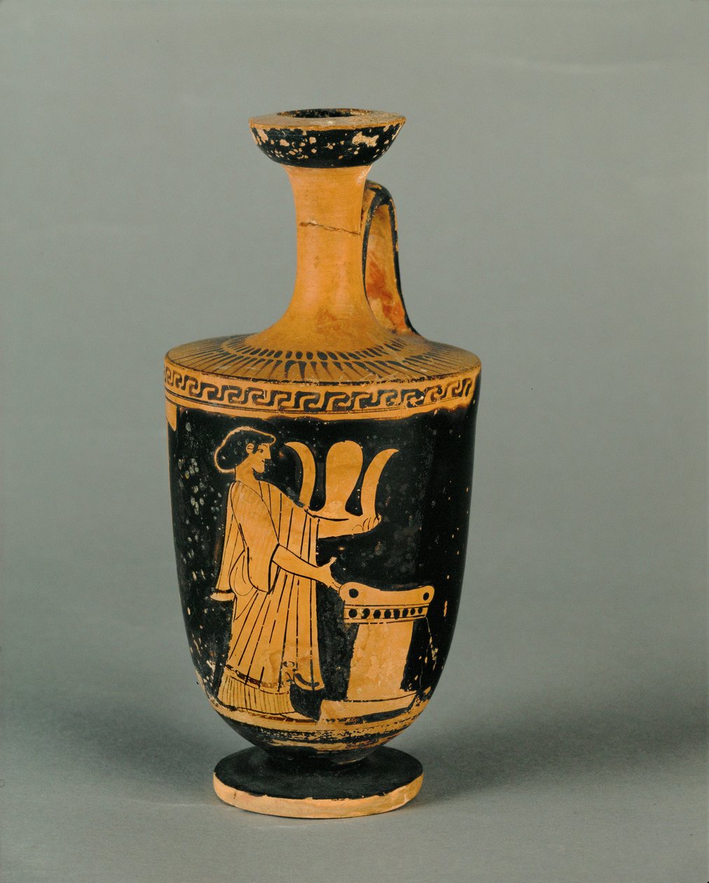 Kvinde ved et alter. Lille, rødfiguret lekythos ... af Painter Icarus