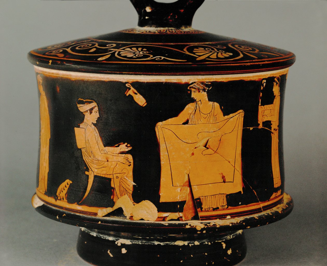 Husholdningsscene, den ene kvinde viser et stykke stof til den anden ... af Painter of the Louvre Centauromach
