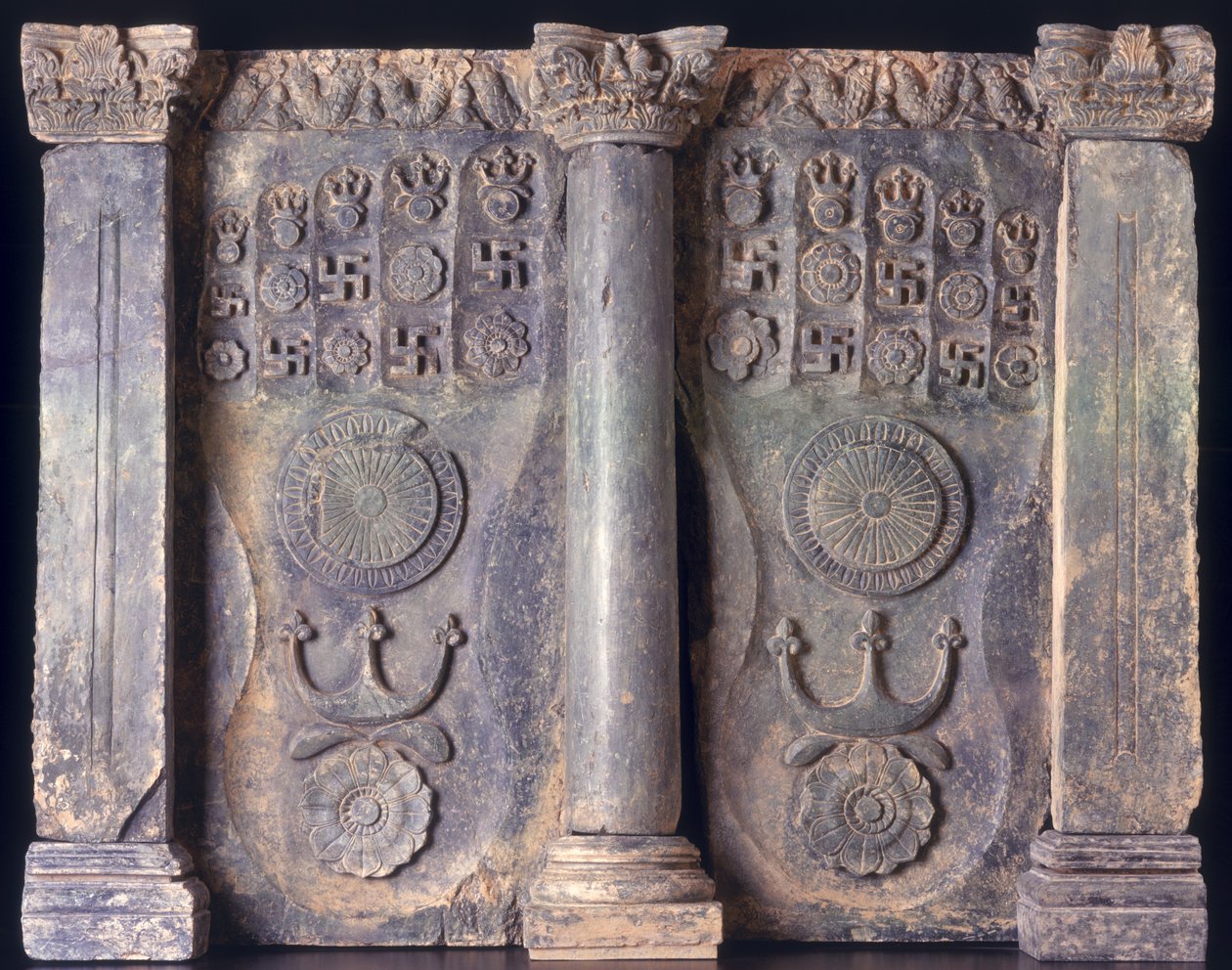 Frise, der viser Buddhas fodspor, Gandhara 1. til 5. århundrede e.Kr.; af Pakistani School