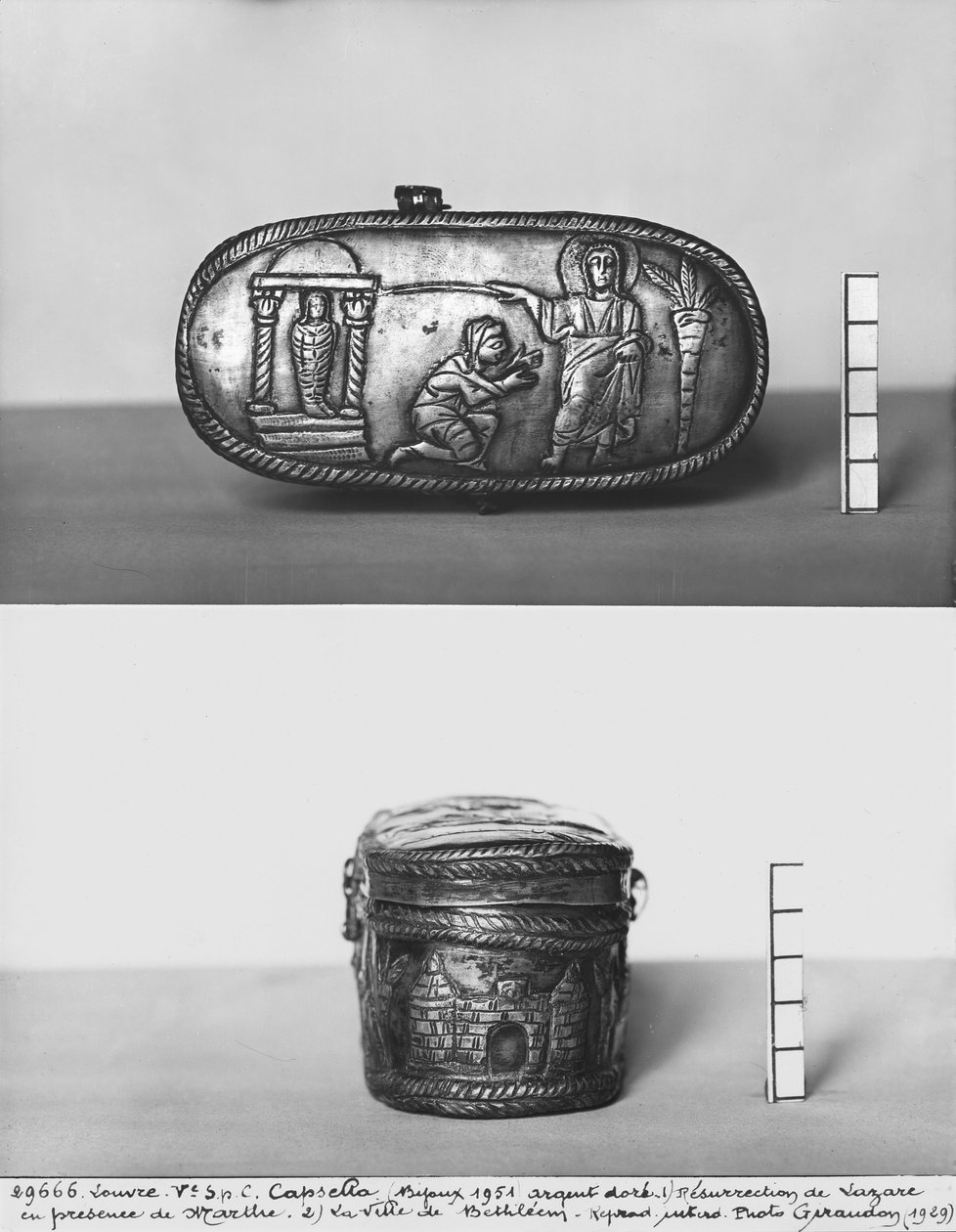 Detalje af låget på en pyxide, der viser oprejsen af Lazarus med Kristus og Martha sølv bw foto af Paleo Christian